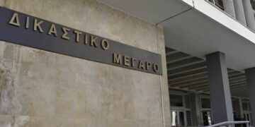 «Έχει γκομενιλίκια, θέλει να με διώξει από το σπίτι» λέει η 77χρονη που έδειρε τον 82χρονο σύζυγο της