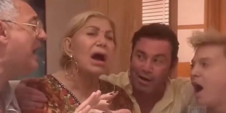 Alldaynews.gr Συγκλονίζει το τελευταίο βίντεο της Μαρινέλλας: Τραγουδώντας το «Χάρτινο Φεγγαράκι» λίγο πριν το Ηρώδειο