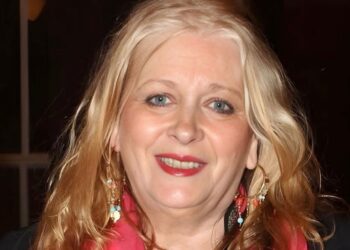 Νόρα Βαλσάμη: Σπάνια εμφάνιση της ηθοποιού – Αισθητά αδυνατισμένη και καταβεβλημένη στα 78 της