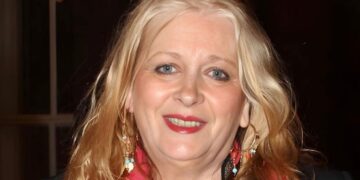 Νόρα Βαλσάμη: Σπάνια εμφάνιση της ηθοποιού – Αισθητά αδυνατισμένη και καταβεβλημένη στα 78 της