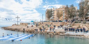 Alldaynews.gr 25η Μαρτίου: Η γαλανόλευκη στη θάλασσα του Πειραιά για την εθνική επέτειο – Συγκίνηση και υπερηφάνεια