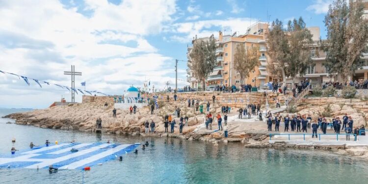 Alldaynews.gr 25η Μαρτίου: Η γαλανόλευκη στη θάλασσα του Πειραιά για την εθνική επέτειο – Συγκίνηση και υπερηφάνεια