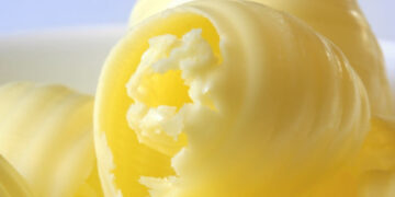 Λίγοι ξέρουν τα 4 σημάδια ότι το βούτυρο έχει χαλάσει — Τι σημαίνουν οι ημ/νίες λήξης στην ετικέτα