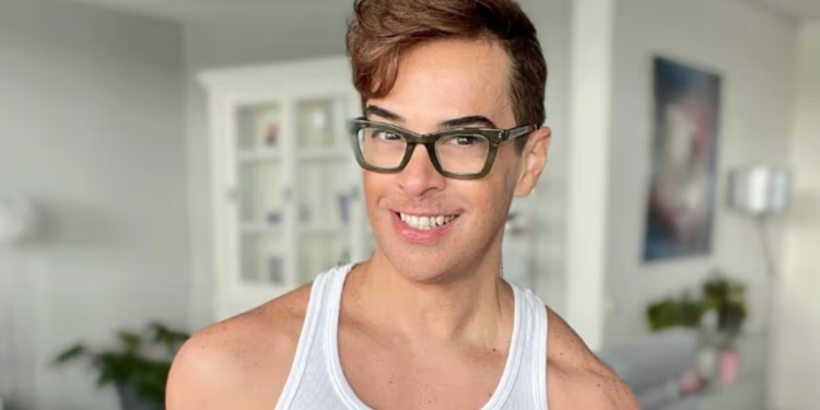 Alldaynews.gr Άνδρας 59 ετών δείχνει δεκαετίες νεότερος με ένα απλό ρόφημα αντιγήρανσης – Τα τρία συστατικά που περιλαμβάνει