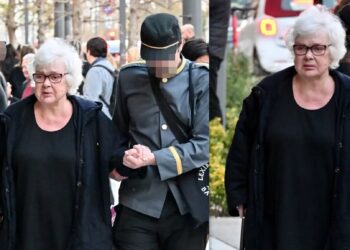 Ξένια Καλογεροπούλου: Σπάνια δημόσια εμφάνιση της σπουδαίας ηθοποιού στο κέντρο της Αθήνας