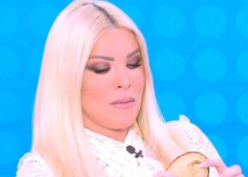 Κατερίνα Καινούργιου: Αμηχανία on air με τα πλάνα την ώρα που έτρωγε – «Γιατί με δείχνεις ρε παιδάκι μου;»