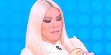 Κατερίνα Καινούργιου: Αμηχανία on air με τα πλάνα την ώρα που έτρωγε – «Γιατί με δείχνεις ρε παιδάκι μου;»
