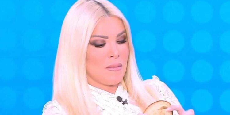 Κατερίνα Καινούργιου: Αμηχανία on air με τα πλάνα την ώρα που έτρωγε – «Γιατί με δείχνεις ρε παιδάκι μου;»