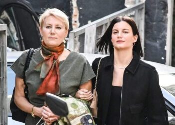 Αλίκη Καραμανλή: «Οι γονείς μου με στηρίζουν, όταν τους εντοπίζω ανάμεσα στους θεατές, ενθουσιάζομαι»