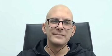 «Χειρουργήθηκα Τετάρτη, τη Δευτέρα ήμουν στο γραφείο», τι λέει ο δήμαρχος Αη Στράτη για τη μάχη με τον καρκίνο