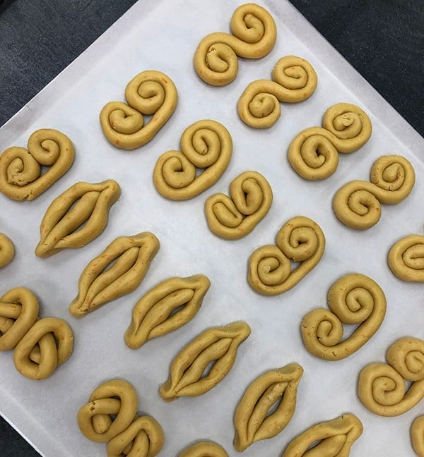 Χαμός με τα πασχαλινά κουλουράκια της Αργυρώς: Έδωσε για 1η φορά τη συνταγή και όλες τα φτιάχνουν σαν …τρελές 7 659 600x648 1