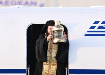 Πώς το Άγιο Φως θα έρθει φέτος στην Ελλάδα – Τα τέσσερα σενάρια