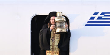 Πώς το Άγιο Φως θα έρθει φέτος στην Ελλάδα – Τα τέσσερα σενάρια