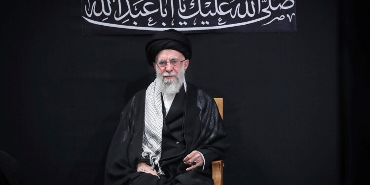 Ποιος «κάρφωσε» τον Χαμενεΐ; Οι πράκτορες της Μοσάντ ήξεραν ακόμη και σε ποια καρέκλα καθόταν ο ανώτατος Ιρανός ηγέτης