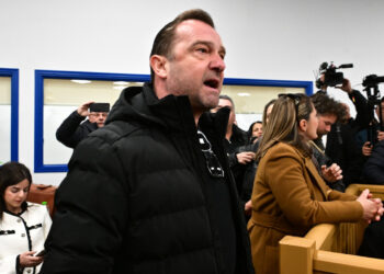 Έξαλλος ο Νίκος Πλακιάς με τον δικηγόρο του σταθμάρχη: «Δεν ντρέπεσαι, μη σε πιάσω… Να, εδώ είναι ο ηλίθιος» (video)