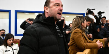 Έξαλλος ο Νίκος Πλακιάς με τον δικηγόρο του σταθμάρχη: «Δεν ντρέπεσαι, μη σε πιάσω… Να, εδώ είναι ο ηλίθιος» (video)