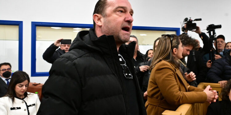 Έξαλλος ο Νίκος Πλακιάς με τον δικηγόρο του σταθμάρχη: «Δεν ντρέπεσαι, μη σε πιάσω… Να, εδώ είναι ο ηλίθιος» (video)