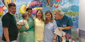 «Μια όμορφη μέρα» – «Από εδώ και πέρα μόνο χαρές»: Βγήκε από τη ΜΕΘ το μωρό που είχε προσβληθεί από μηνιγγίτιδα