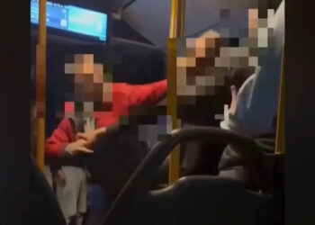 Άγρια επίθεση σε νεαρή κοπέλα μέσα σε λεωφορείο – Ο οδηγός τις φώναξε στο μπροστινό μέρος, αλλά ο επιβάτης τις ακολούθησε (video)