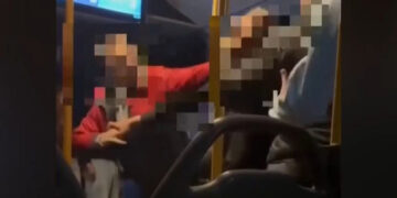 Άγρια επίθεση σε νεαρή κοπέλα μέσα σε λεωφορείο – Ο οδηγός τις φώναξε στο μπροστινό μέρος, αλλά ο επιβάτης τις ακολούθησε (video)