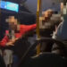 Άγρια επίθεση σε νεαρή κοπέλα μέσα σε λεωφορείο – Ο οδηγός τις φώναξε στο μπροστινό μέρος, αλλά ο επιβάτης τις ακολούθησε (video)
