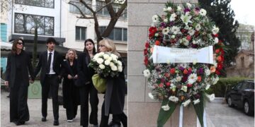 Σε λαϊκό προσκύνημα η σορός της Μαρινέλλας: Με δάκρυα στα μάτια η κόρη και τα εγγόνια της