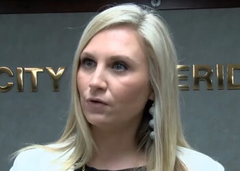 Δήμαρχος είχε σεξουαλική επαφή με 16χρονο σε πάρτι μπροστά στα παιδιά της – Ήταν ο καλύτερος φίλος του γιου της (video)