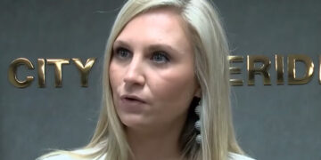 Alldaynews.gr Δήμαρχος είχε σεξουαλική επαφή με 16χρονο σε πάρτι μπροστά στα παιδιά της – Ήταν ο καλύτερος φίλος του γιου της (video)