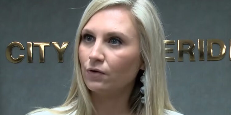 Δήμαρχος είχε σεξουαλική επαφή με 16χρονο σε πάρτι μπροστά στα παιδιά της – Ήταν ο καλύτερος φίλος του γιου της (video)