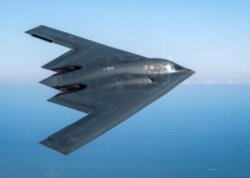 Τρόμαξαν στη Λάρισα: Εμφανίστηκε στον ουρανό το «μεγαθήριο» αμερικανικό βομβαρδιστικό (video)