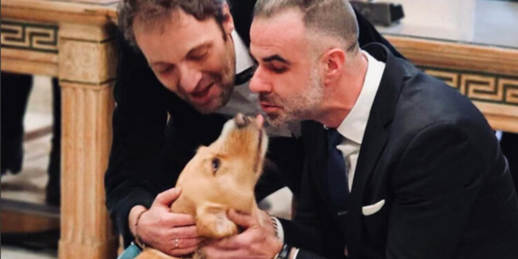 Αύγουστος Κορτώ: Δύο χρόνια γάμου με τον σύζυγό του – «Πάλι εσένα θα παντρευόμουν»