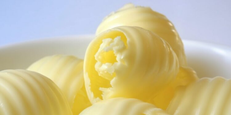 Λίγοι ξέρουν τα 4 σημάδια ότι το βούτυρο έχει χαλάσει — Τι σημαίνουν οι ημ/νίες λήξης στην ετικέτα