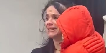 Παρέλαση 25ης Μαρτίου: Μητέρα λυγίζει βλέποντας την κόρη της να κρατά την σημαία (video)