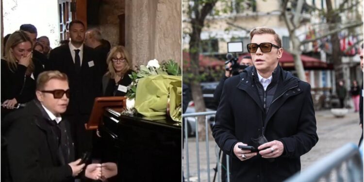 Alldaynews.gr Κηδεία Μαρινέλλας: Συντετριμμένος ο Τάκης Ζαχαράτος – Η στιγμή που ο Τάκης Ζαχαράτος «λυγίζει» πάνω στο φέρετρο