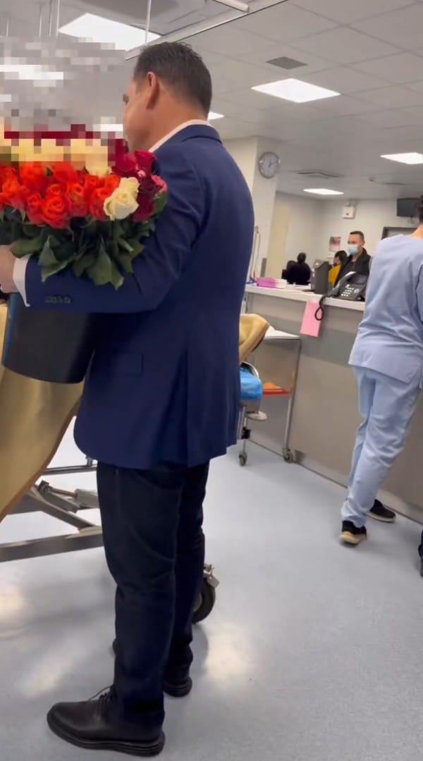 Άδωνις Γεωργιάδης: Τίμησε την Ημέρα της Γυναίκας μοιράζοντας λουλούδια σε εργαζόμενες και ασθενείς 1 adonis geo