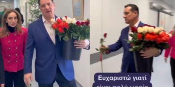 Άδωνις Γεωργιάδης: Τίμησε την Ημέρα της Γυναίκας μοιράζοντας λουλούδια σε εργαζόμενες και ασθενείς