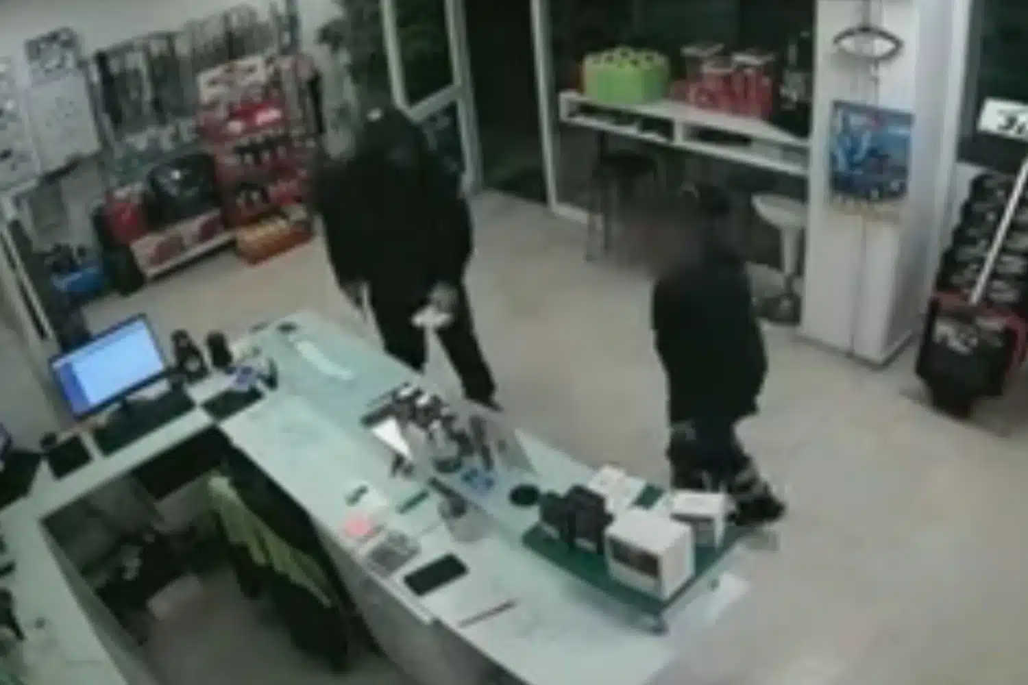 Ληστής βενζινάδικου εξομολογήθηκε στον ιερέα του και πήγε μαζί του στο Α.Τ. να παραδοθεί – Επέστρεψε και τα χρήματα 2 agrinio listeia 26 3.jpg