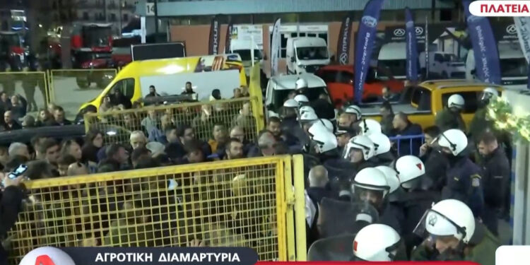 Αγρότες: Χαμός έξω από την έκθεση Agrotica – Προσπάθησαν να εισβάλλουν στα εγκαίνια – Απόβαση με τρακτέρ (video)