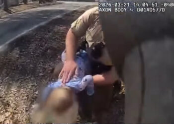 Μωρό πνιγόταν και οι αστυνομικοί έτρεξαν να το σώσουν – Είχε παγώσει η μητέρα (video)