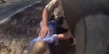 Μωρό πνιγόταν και οι αστυνομικοί έτρεξαν να το σώσουν – Είχε παγώσει η μητέρα – Δείτε το βίντεο