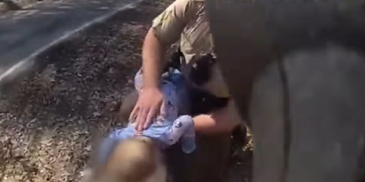 Μωρό πνιγόταν και οι αστυνομικοί έτρεξαν να το σώσουν – Είχε παγώσει η μητέρα – Δείτε το βίντεο