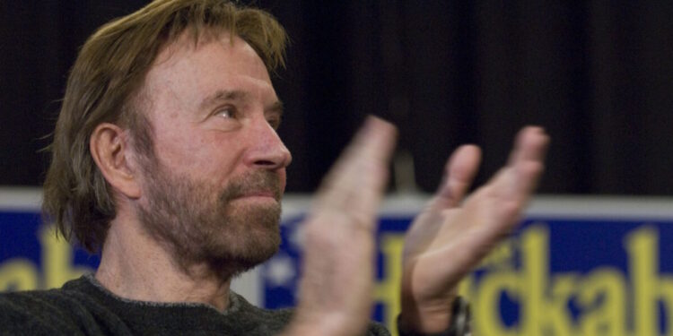 O Τσακ Νόρις δεν πέθανε, έδωσε άδεια στον εαυτό του να ξεκουραστεί: Τα πιο επικά ανέκδοτα για τον θρυλικό ηθοποιό