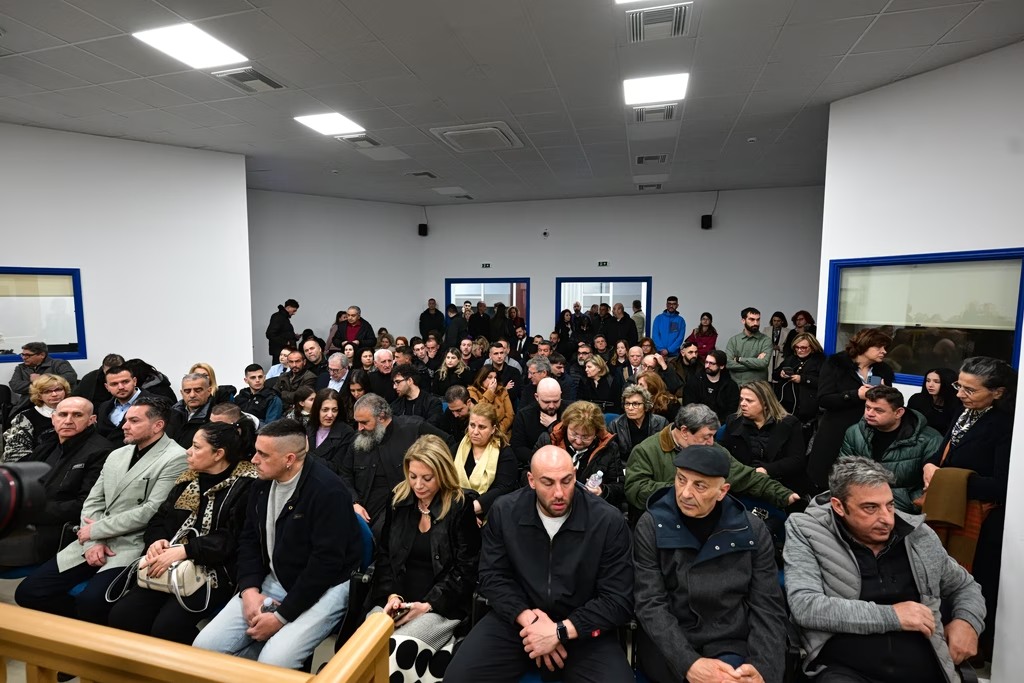 Στιγμιότυπο από την έναρξη της δίκης για την τραγωδία στα Τέμπη