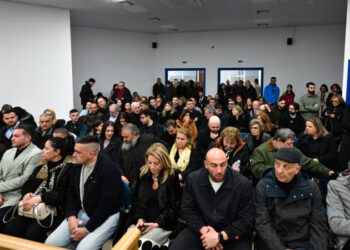 Αναβολή για την Πρωταπριλιά πήρε η δίκη των Τεμπών – Χάος μέσα στην αίθουσα – Γιούχαραν τους δικαστές συγγενείς και επιζώντες