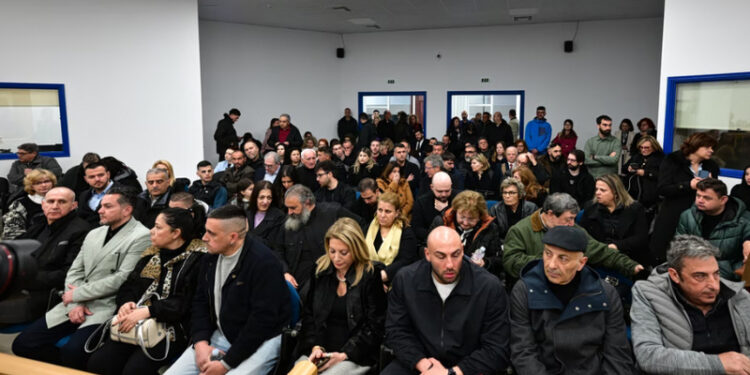 Alldaynews.gr Αναβολή για την Πρωταπριλιά πήρε η δίκη των Τεμπών – Χάος μέσα στην αίθουσα – Γιούχαραν τους δικαστές συγγενείς και επιζώντες