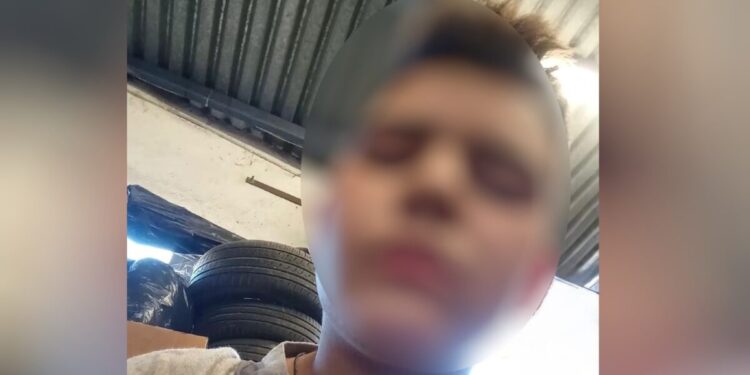 Συγκλονίζει η απολογία του 17χρονου πατροκτόνου – «Με τρυπούσε με κατσαβίδι και μου έκοψε το δάχτυλο με κλαρκ» (video)