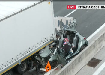 ΕΚΤΑΚΤΟ – Τραγικό τροχαίο στην Εθνική: Νεκρή μια γυναίκα και ένας υπάλληλος που έσπευσε να βοηθήσει αλλά παρασύρθηκε (video)