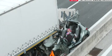 Alldaynews.gr ΕΚΤΑΚΤΟ – Τραγικό τροχαίο στην Εθνική: Νεκρή μια γυναίκα και ένας υπάλληλος που έσπευσε να βοηθήσει αλλά παρασύρθηκε (video)