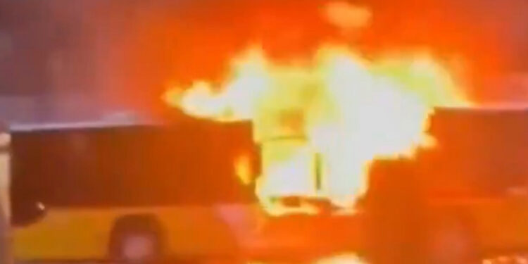 ΕΚΤΑΚΤΟ: Τραγωδία στην Ελβετία – Άνδρας αυτοπυρπολήθηκε σε λεωφορείο – Έξι νεκροί και αρκετοί τραυματίες (video)