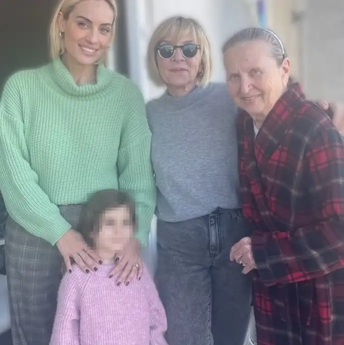 Ελεονώρα Μελέτη: Η φωτογραφία με τη μητέρα της, τη γιαγιά της και την κόρη της και το μήνυμα για την Παγκόσμια Ημέρα της Γυναίκας 1 eleonora